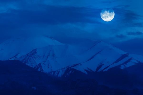 夜晚山褪去色彩（夜晚的山能比喻什么）