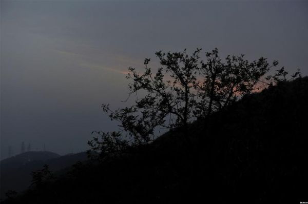 夜晚山褪去色彩（夜晚的山能比喻什么）-图3